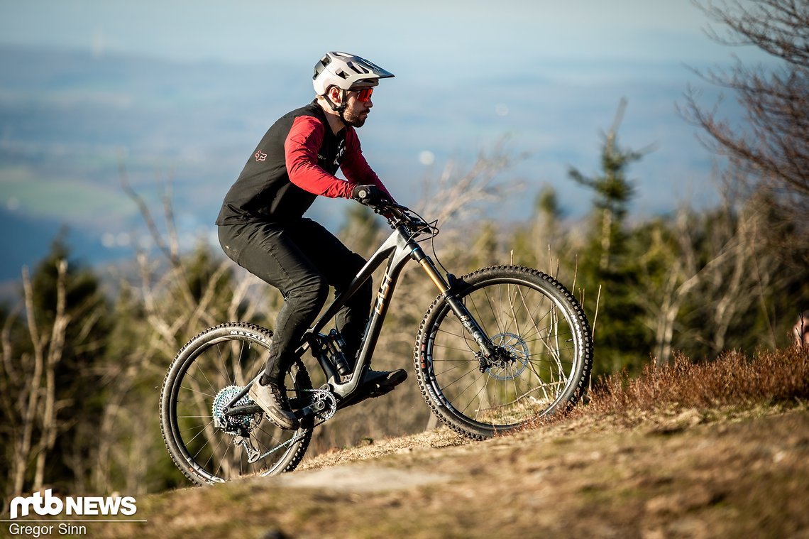 Solange es sich im Rahmen hält, ist mir persönlich das Gewicht bei einem Vollgas-Enduro relativ egal