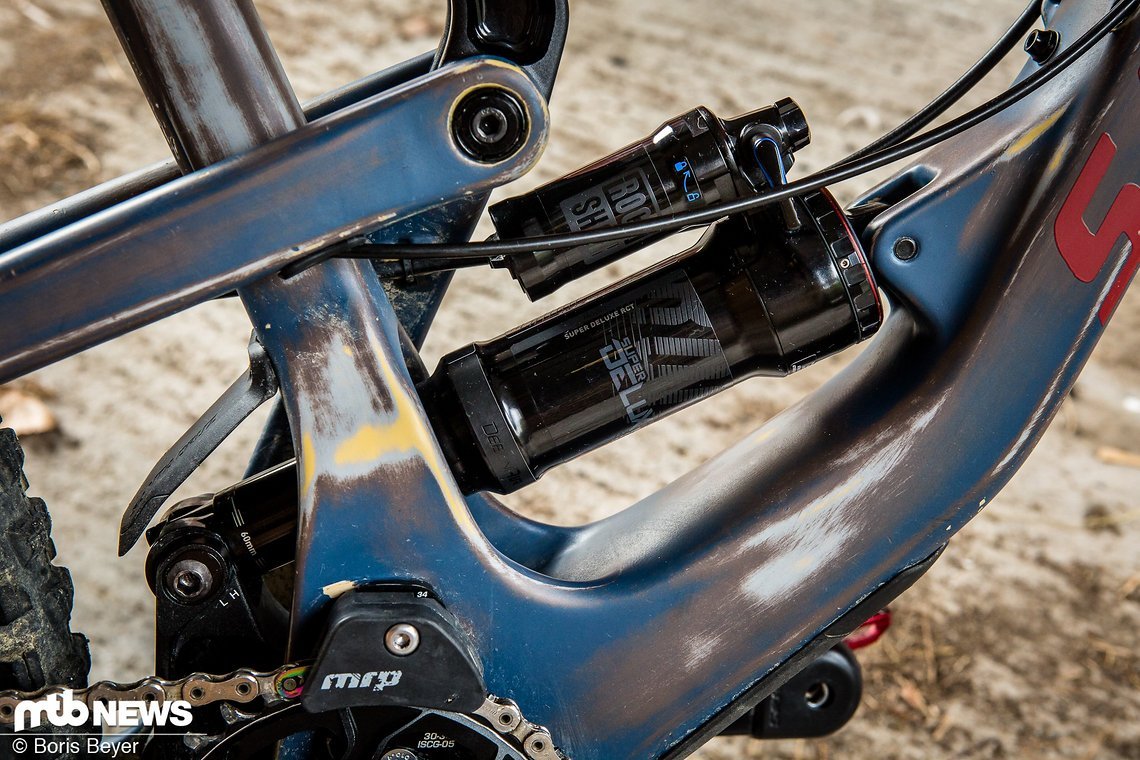 Am Heck setzt Mitch auf einen RockShox Super Deluxe RCT DebonAir-Dämpfer …