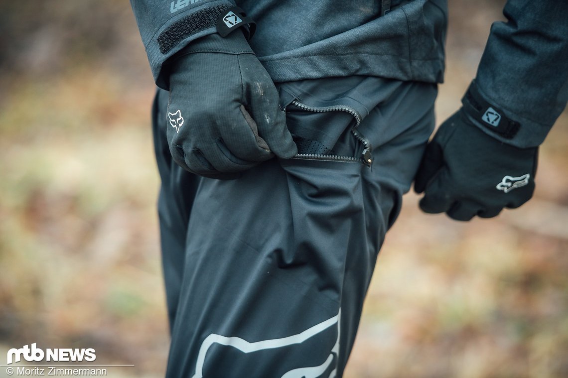 Großzügige Taschen auf dem Oberschenkel bieten reichlich Stauraum.