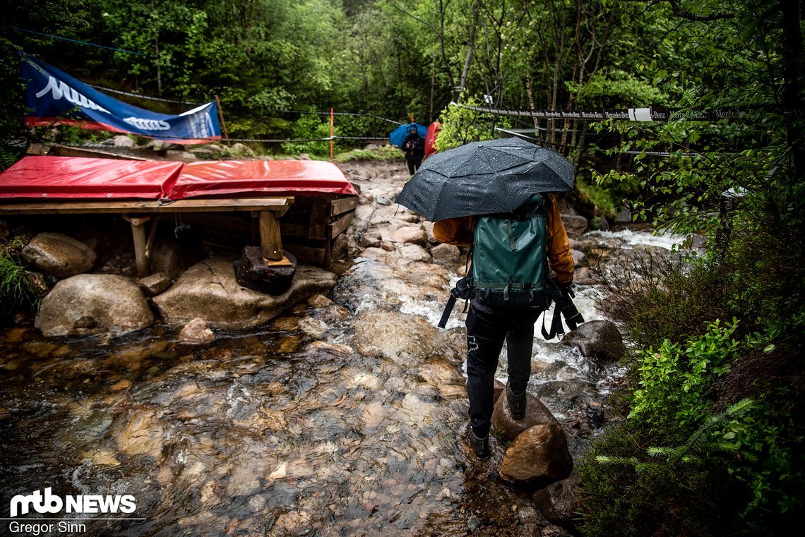 … und folgten dem Südafrikaner auf diese riskante Linie durchs Flussbett.