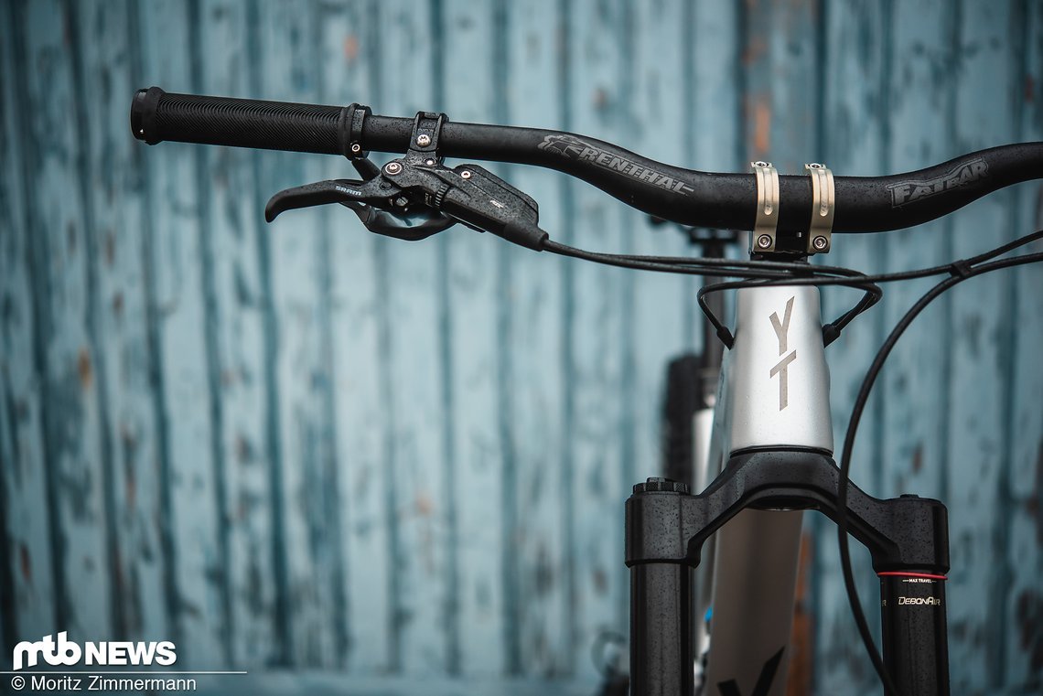 170 mm Federweg vorne und hinten, Renthal-Cockpit, SRAM Code RSC-Bremsen, dazu eine gelungene Optik