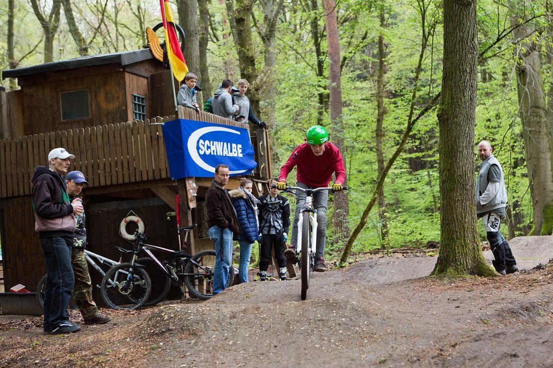 Los gings mit der Pumptrack-Challenge für Jung und Alt. Hier kann quasi jeder mitmachen, der fähig ist, ein Bike zu bedienen.