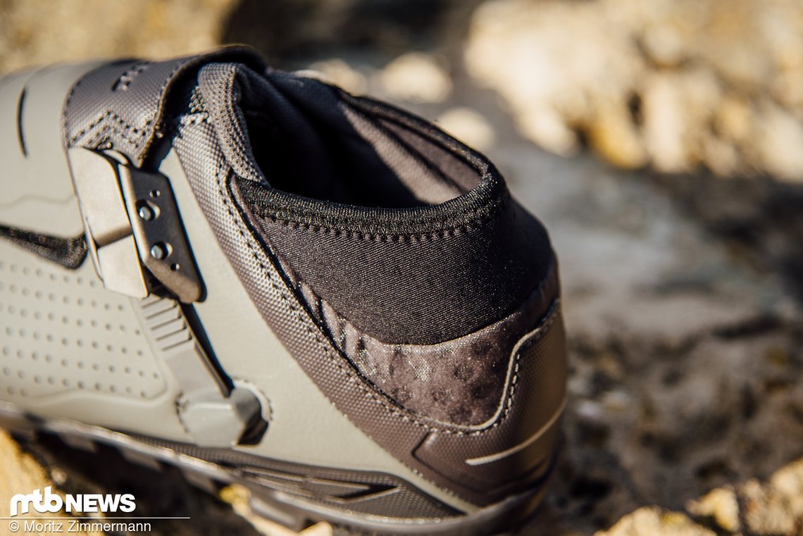 Ein besonders cleveres Feature ist der Sprunggelenkschaft aus Stretch-Neopren, der dafür sorgt, dass kein Schmutz in den Schuh gelangt