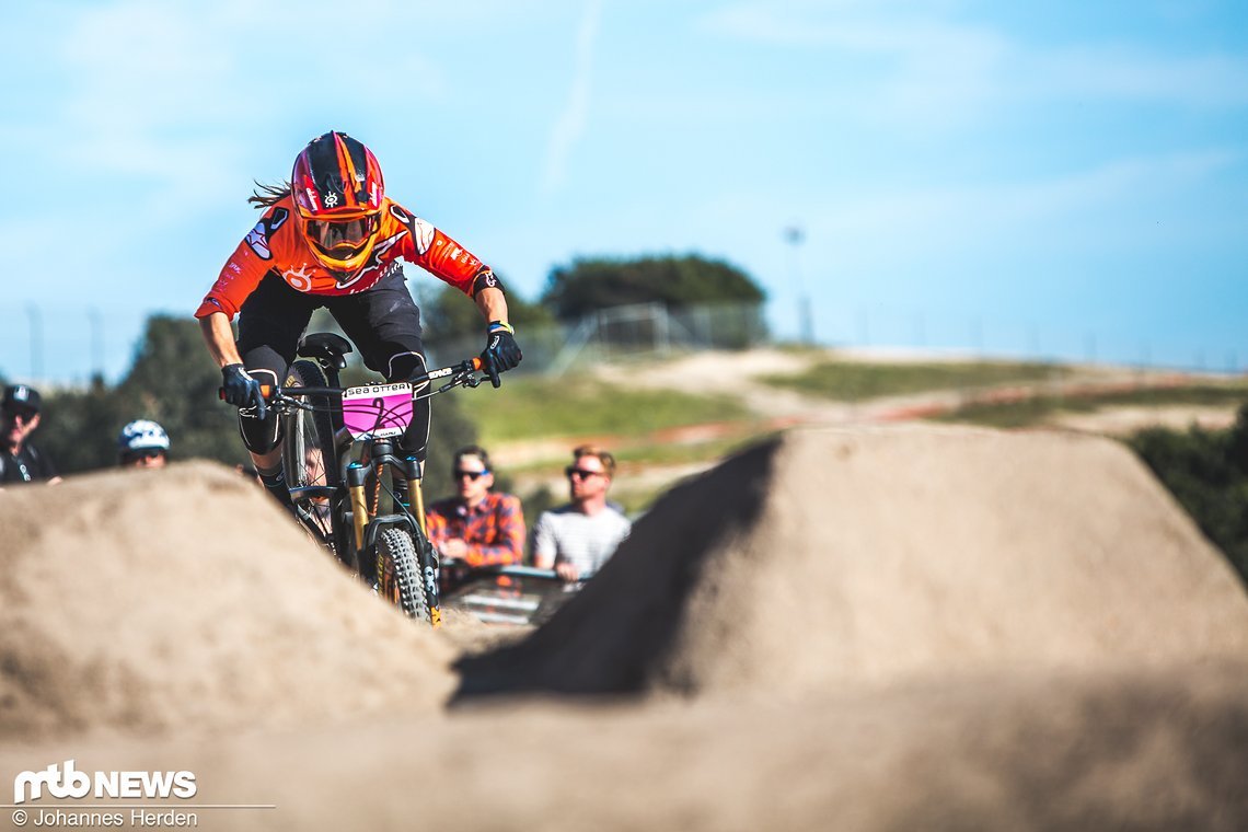 Auch Anneke Beerten zeigte trotz Endurobike ihre Race-Klasse und fuhr bis ins Finale vor