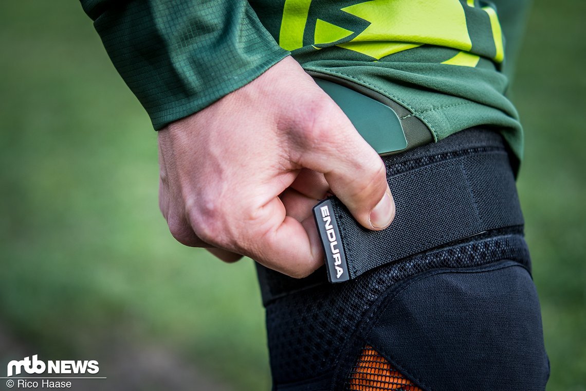 Im Gegensatz zu manchen sehr leichten Enduro-Schützern kommen hier Klett-Bänder zum Einsatz.