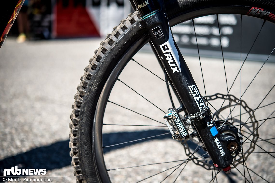 An der Front arbeitet eine SR Suntour Rux