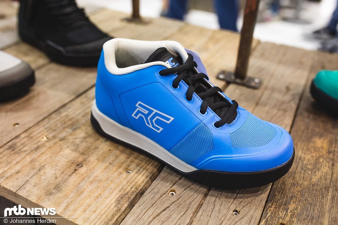 Der Ride Concept Skyline ist die Womens Edition des Powerline Schuhs, bietet hohen Schutz und eine sehr weiche Rubber Kinetics 4 Sohle und ist sowohl in blau ...