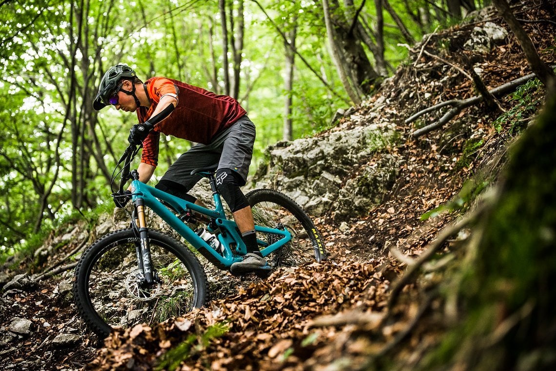 Die Fox Enduro Pro-Knieschoner können vor allem mit ihrer hohen Flexibilität und dem ausgezeichneten Tragekomfort überzeugen