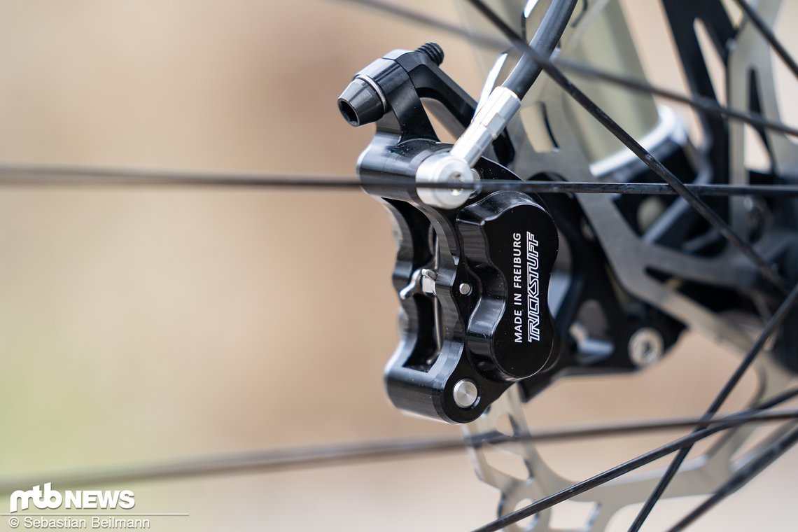 Die Trickstuff Piccola Carbon HD vereint gute Dosierbarkeit mit brachialer Bremspower und bleibt auch bei langen Abfahrten standfest und braucht kaum Fingerkraft.