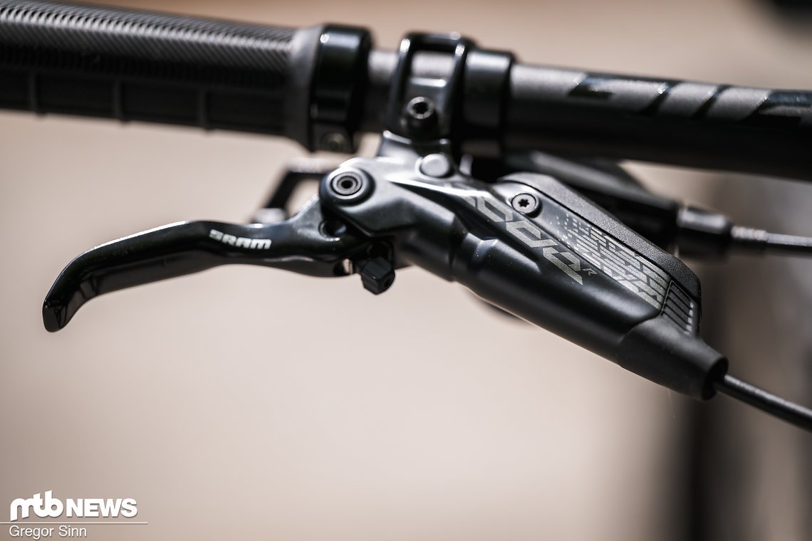 Gestoppt wird mit der SRAM Code R-Bremse.