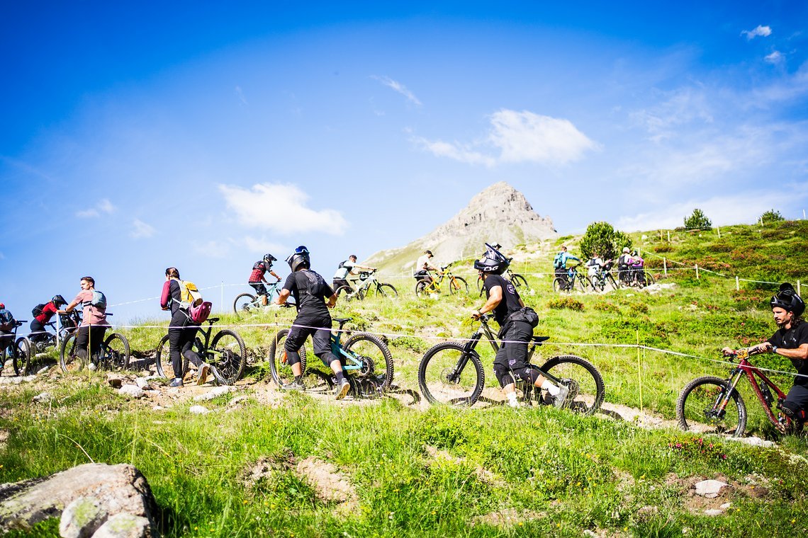 04 - Hier fliegen gleich die Löcher aus dem Käse - Schweizer Biker-Polonäse  - Foto (c) Max Schumann jpg