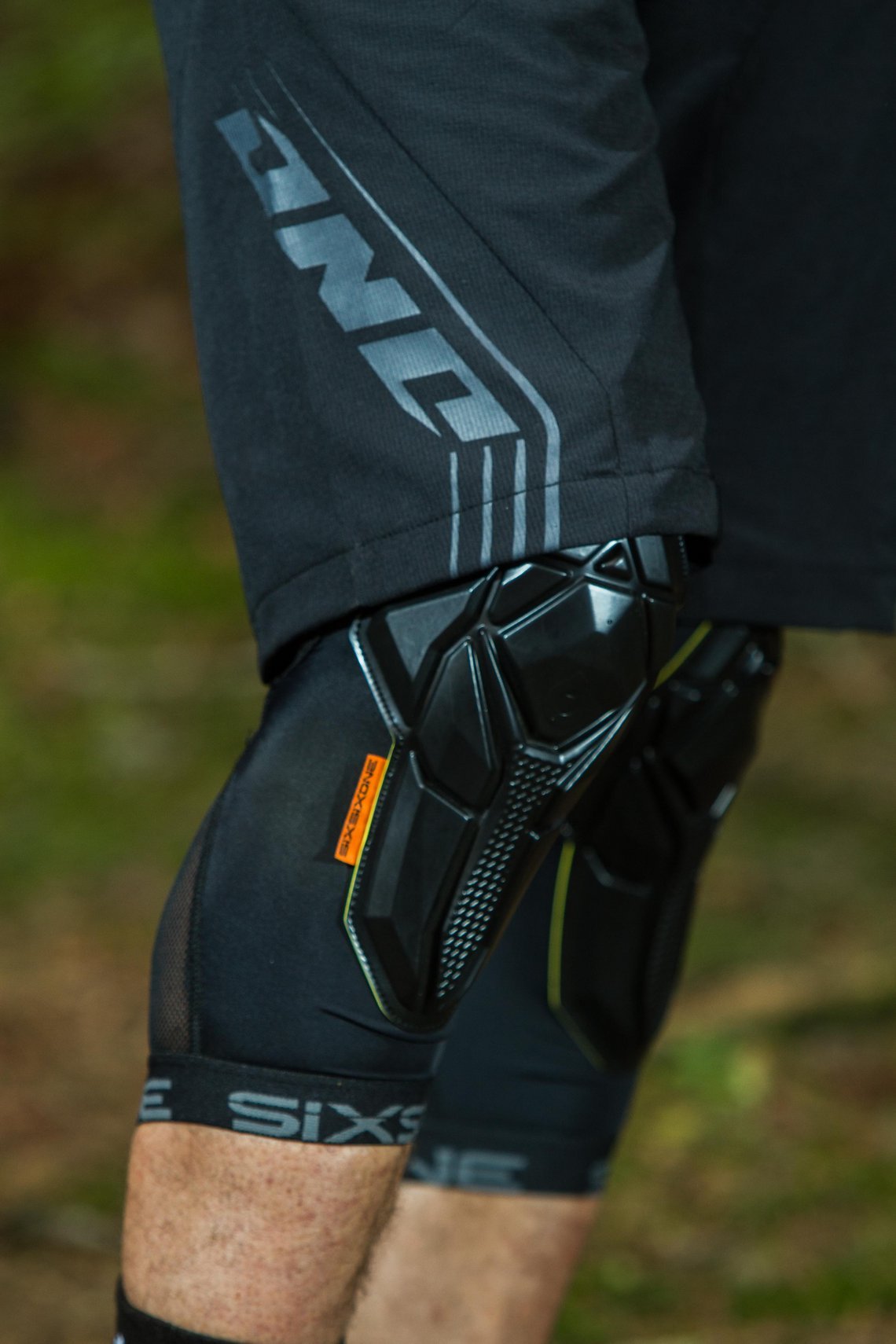 SixSixOne Recon Knee Pad Seitenansicht