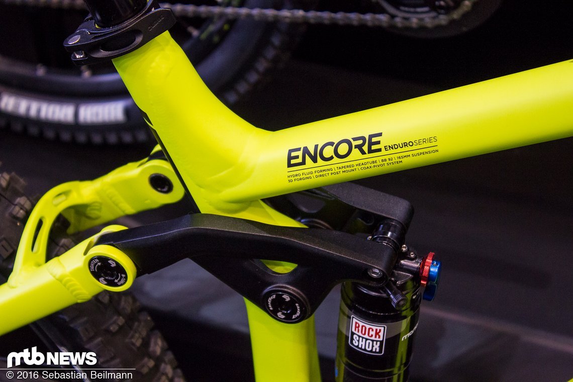 Encore Enduro Series, diese Farbe knallt! Schwarz ist hier nur der Carbon-Rocker