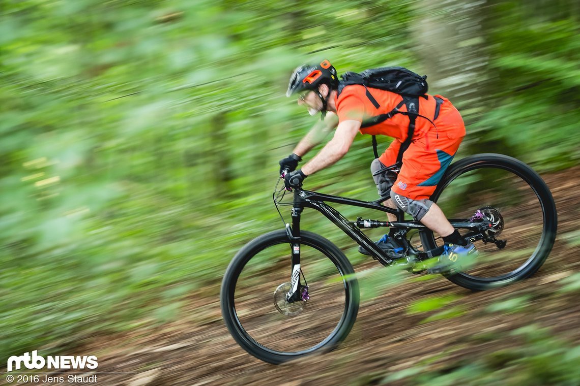 Mit kleineren Scheiben als gewohnt, schraubten wir die Bremsen ans Testrad und fuhren unsere Hometrails.