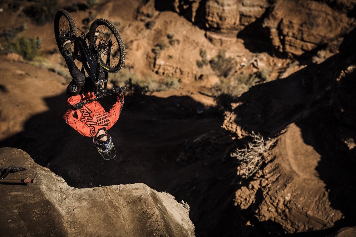Brandon Semenuk mit Backflip im Training