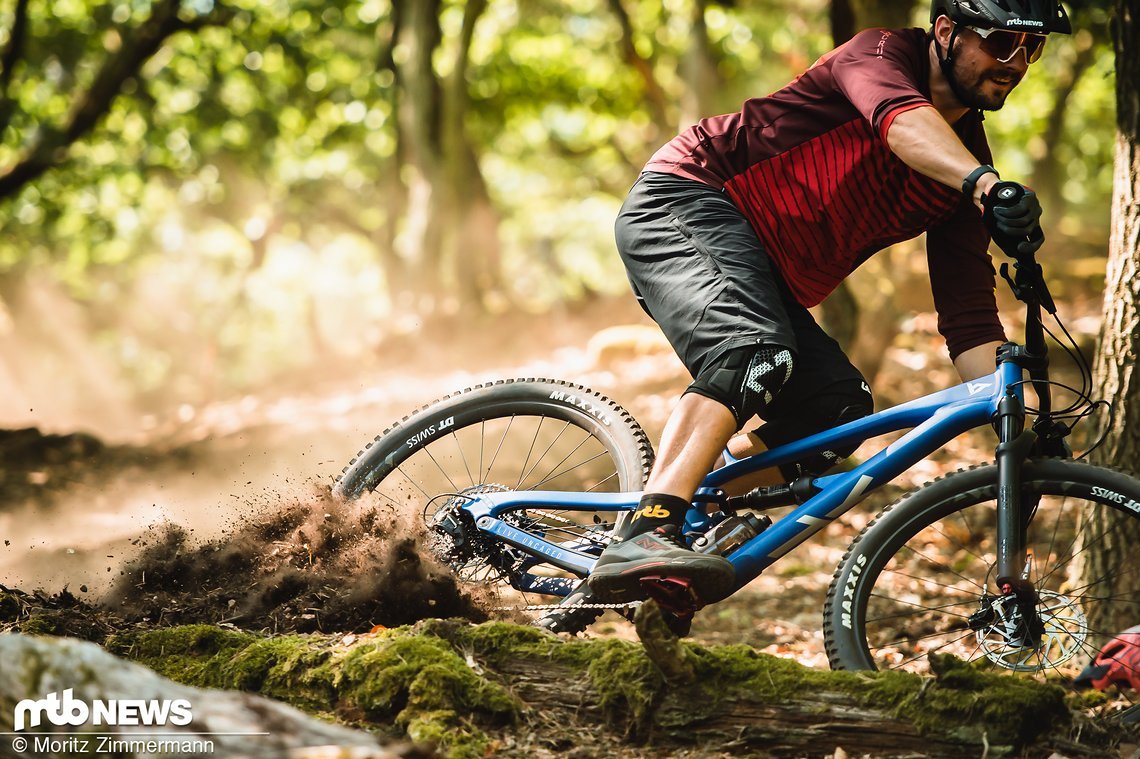 Kontrolliert lässt sich das Bike in Anlieger hinein driften – die Geometrie des Jeffsy gefällt!