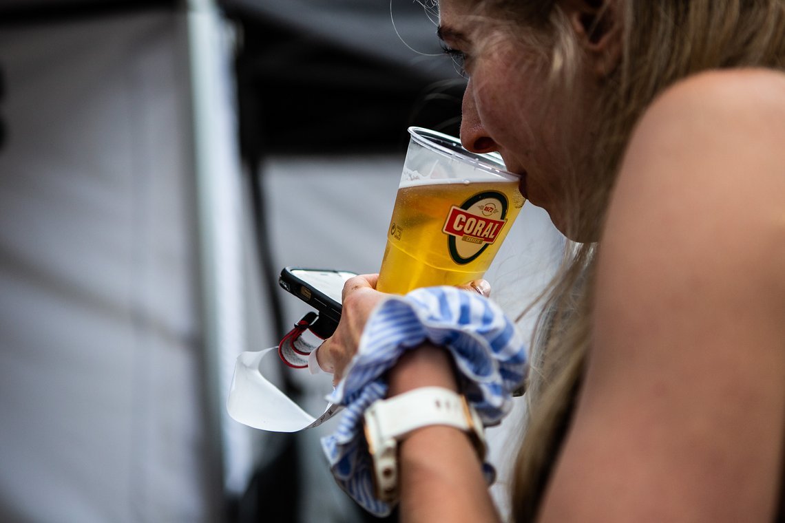 Bier, Burger und ein paar Züge im Ozean – besser wird’s nicht.