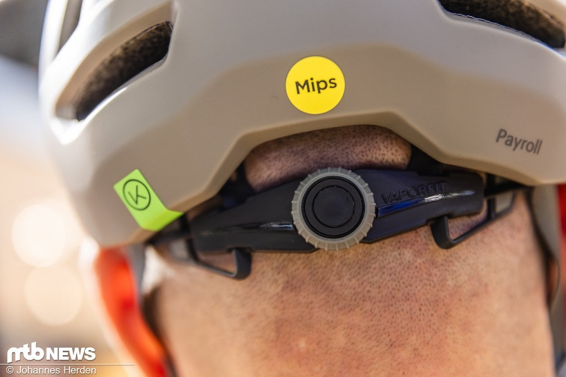 Auch Mips ist mit an Bord – angepasst wird der Helm über den Drehregler.