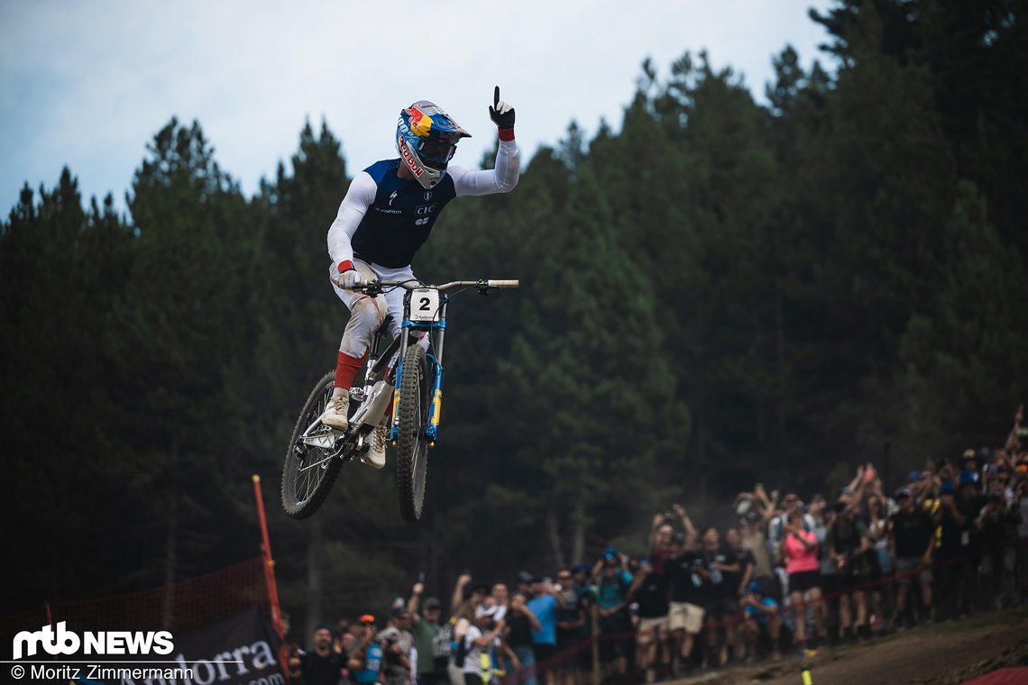 Technisch ist das Foto für mich kein Highlight, dafür aber der Moment umso mehr: Als letzter Fahrer und großer Favorit stürzt Loïc Bruni beim WM-Lauf in Andorra.