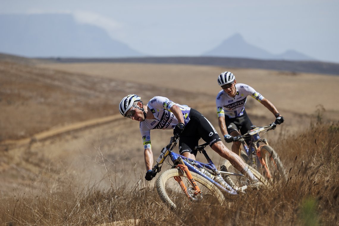 Luca Braidot (vorne) und Simone Avondetto drückten voll aufs Gas. Die XC-Spezialisten wurden ihrer Favoritenrolle gerecht. Können die Italiener bei ihrer Cape Epic-Premierre auch auf den langen Etappen ein Wörtchen um den Sieg mitreden?