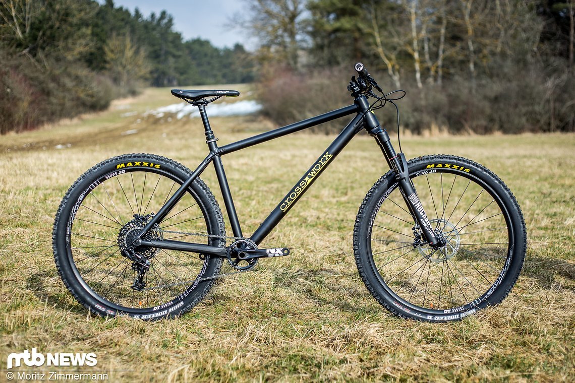 CrossWorx-Cycles ist ein kleines, junges Unternehmen aus Rudolstadt in Thüringen. Das aggressive Trail-Hardtail CW Zero One für 2.399 € ist ihr erster Wurf und konnte von uns exklusiv getestet werden.