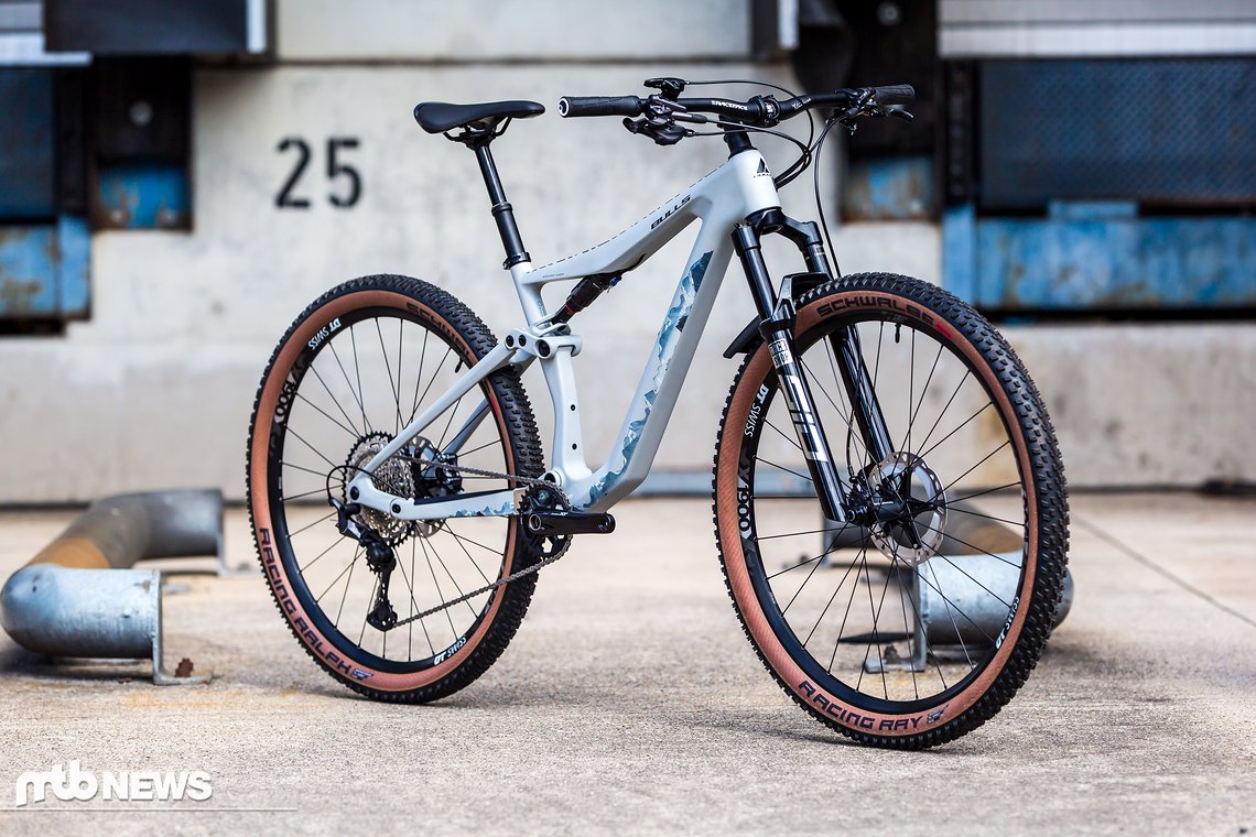 Das Wild Edge Trail ist mit einem Shimano XT-Antrieb sowie Rock Shox-Federelementen ausgestattet