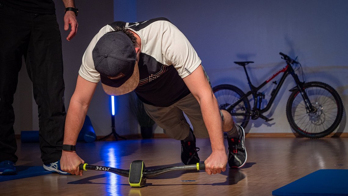 Auch beim Krafttraining gibt es einige Übungen, die aus der Liegestütz-Position starten