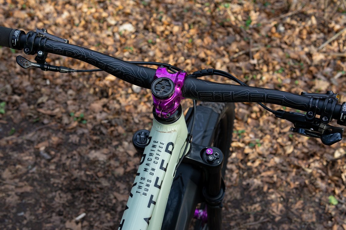 Das Race Face-Cockpit ist aufgeräumt und die lila Farbakzente passen sehr gut zu dem sonst schlichten Aufbau