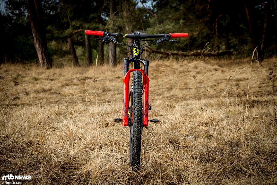 Die RockShox SID an der Front sieht klasse aus, doch von der Performance her ist sie das schwächere Teil des Fahrwerks