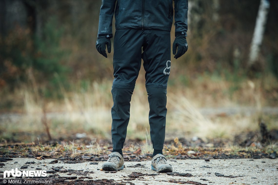 Die Fox Attack Pro Water Pants kann mit einer 10.000er Wassersäule sowie einer 10.000er Atmungsaktivität aufwarten.