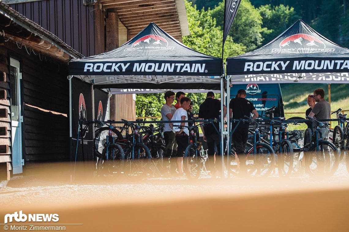 Wer kein eigenes Mountainbike besitzt, wird mit einem der Rocky Mountain-Leihbikes versorgt.