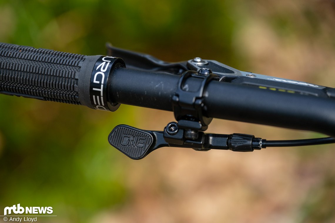 Das Cockpit glänzt mit SRAM Code Stealth Ultimate-Bremsen, dazu gibts eine schicke OneUp Dropper mit bis zu 210 mm Hub.