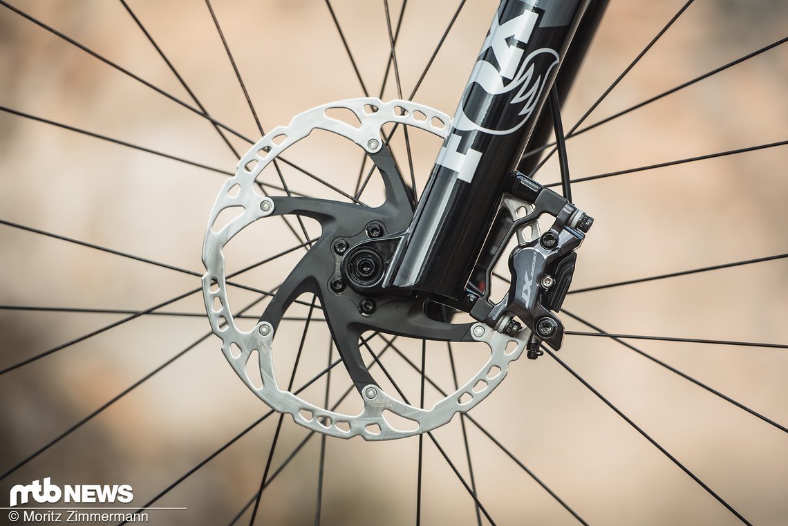 Die Shimano XT-Bremsen bieten mit großen Scheiben zwar ausreichend Power für Enduro-Abfahrten
