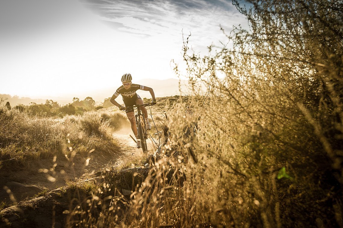 Jenny ist eine reine Cross Country Fahrerin aber zur Abwechslung fährt sie sehr gerne mit dem Downhill-Bike
