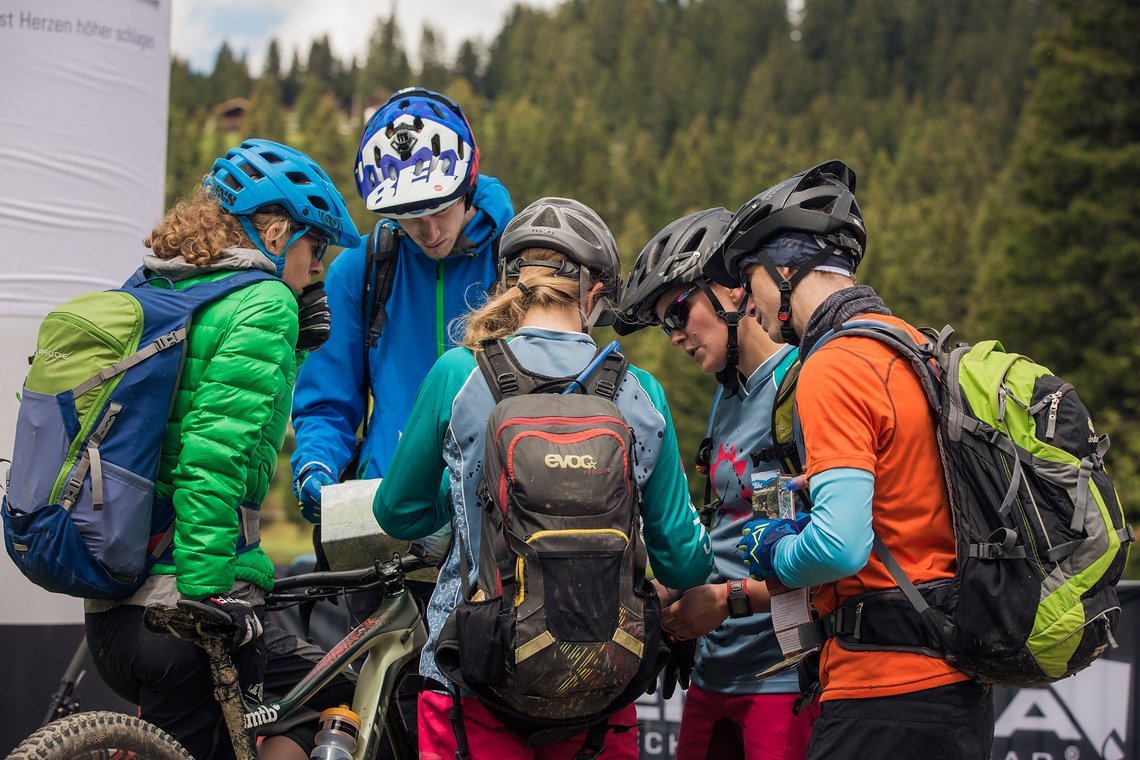 Wer hat wann wo welchen Checkpoint angesteuert? Fachsimpeln nach dem Zieleinlauf bei den schnellsten Mixed-Teams