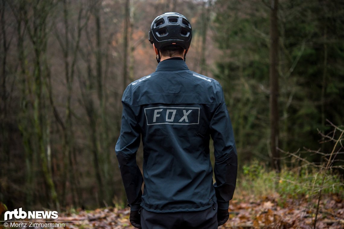 Auf dem Rücken der Fox Attack Pro Water-Jacke prangt ein großer, reflektierender Schriftzug.