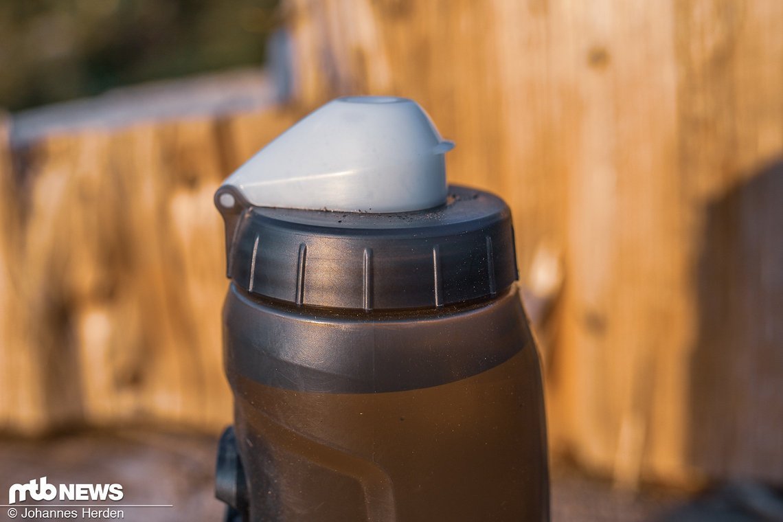 Die Schmutzkappe hält sicher auf der Flasche – gute Idee!