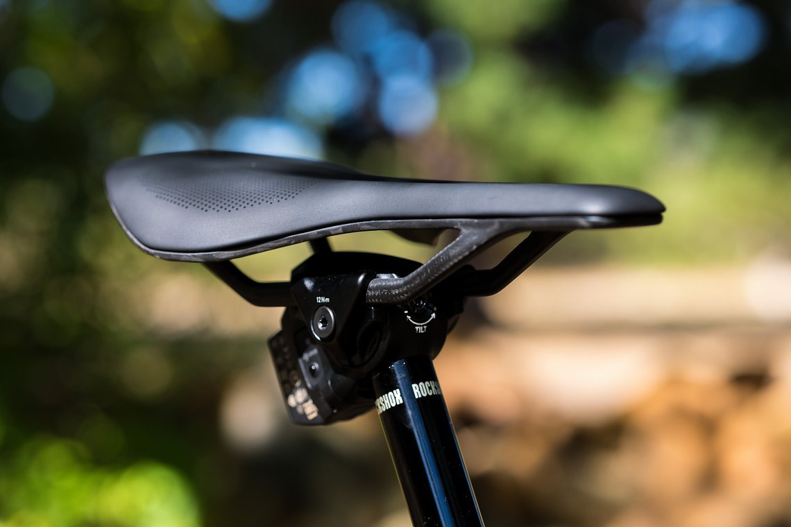 Statt starrer Carbon-Sattelstütze nun mit 100 mm Hub per Reverb AXS.