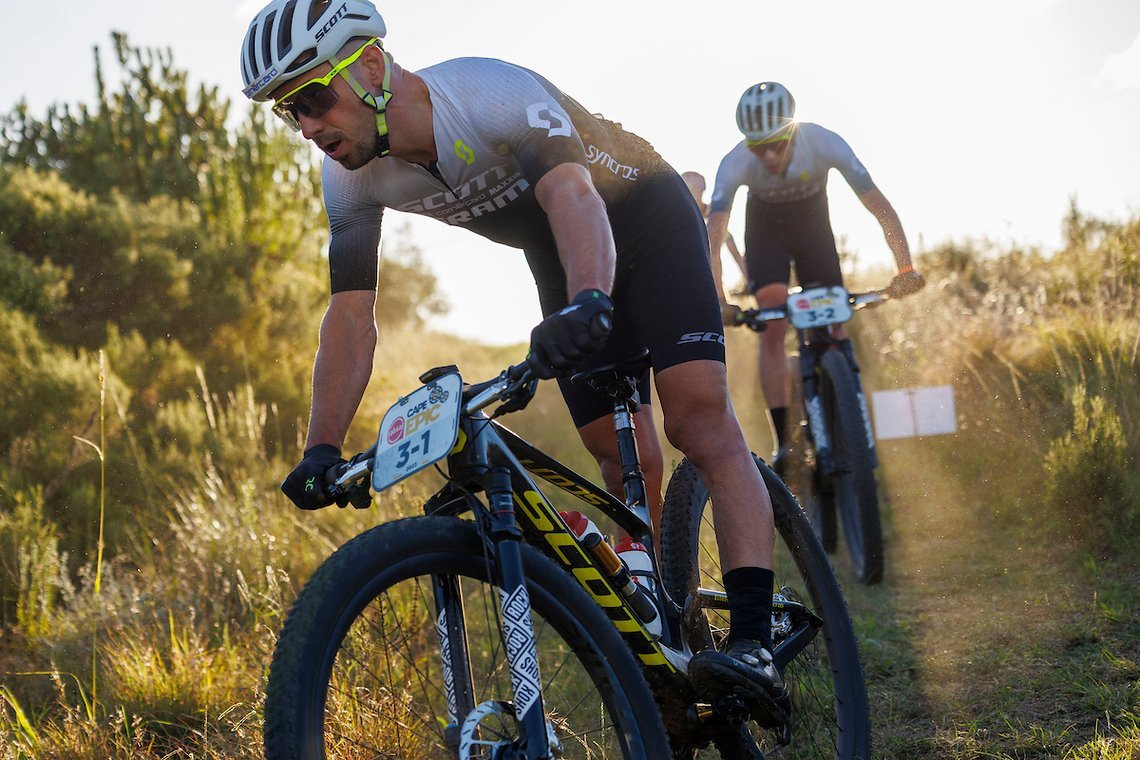 Vor allem Nino Schurter präsentierte sich auf der ersten Etappe sehr stark und fuhr viele Löcher nach vorne zu.