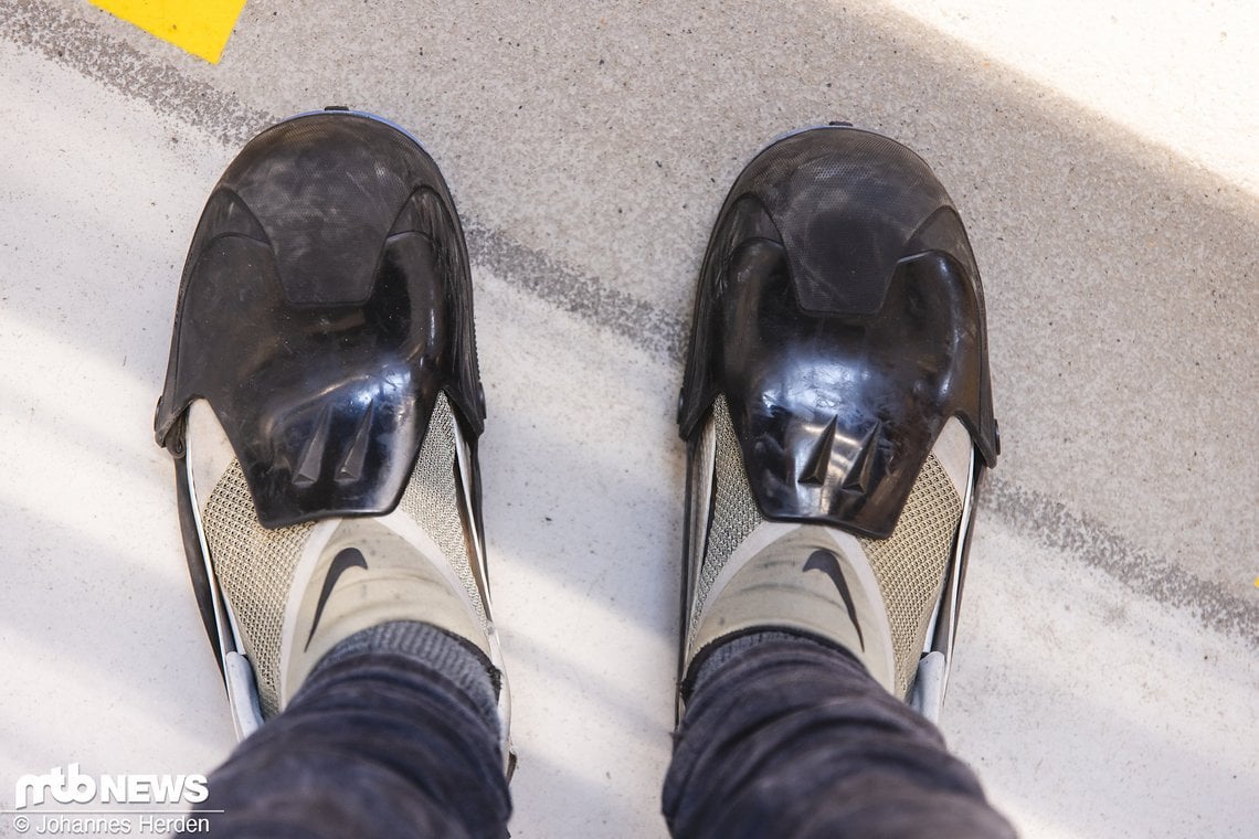 Damit einem nix auf die Füße fällt: Schuhüberzieher mit Stahlkappe sind Pflicht.