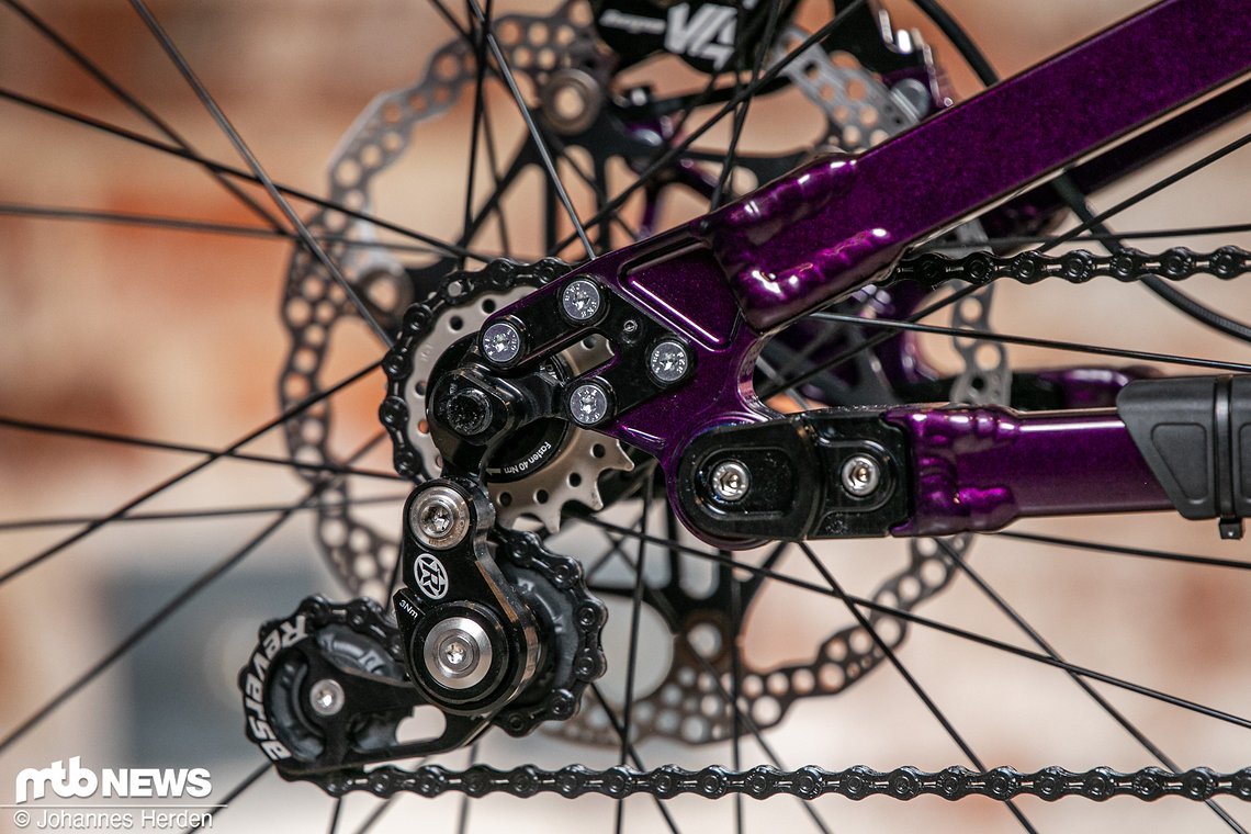 Das Freeride-Bike kann wahlweise mit Singlespeed-Antrieb oder mit einer herkömmlichen Kettenschaltung gefahren werden.