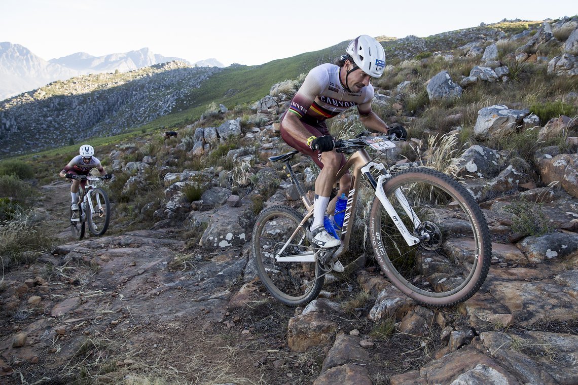 Andreas Seewald klettert vor seinem Teamkollegen Marc Stutzmann auf den südafrikanischen Trails.