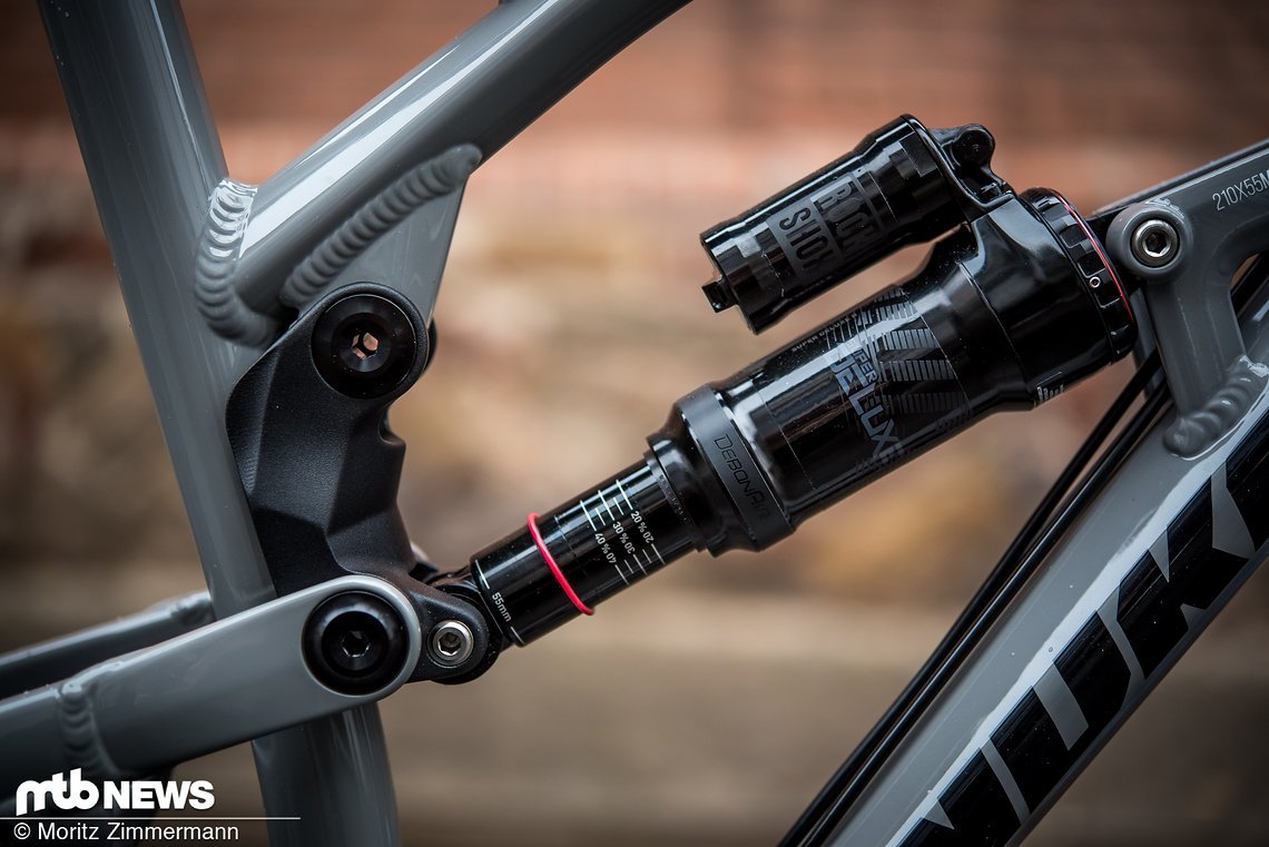 Der RockShox Super Deluxe R-Dämpfer bietet zwar nur wenige Einstellmöglichkeiten, lieferte aber eine klasse Performance ab.