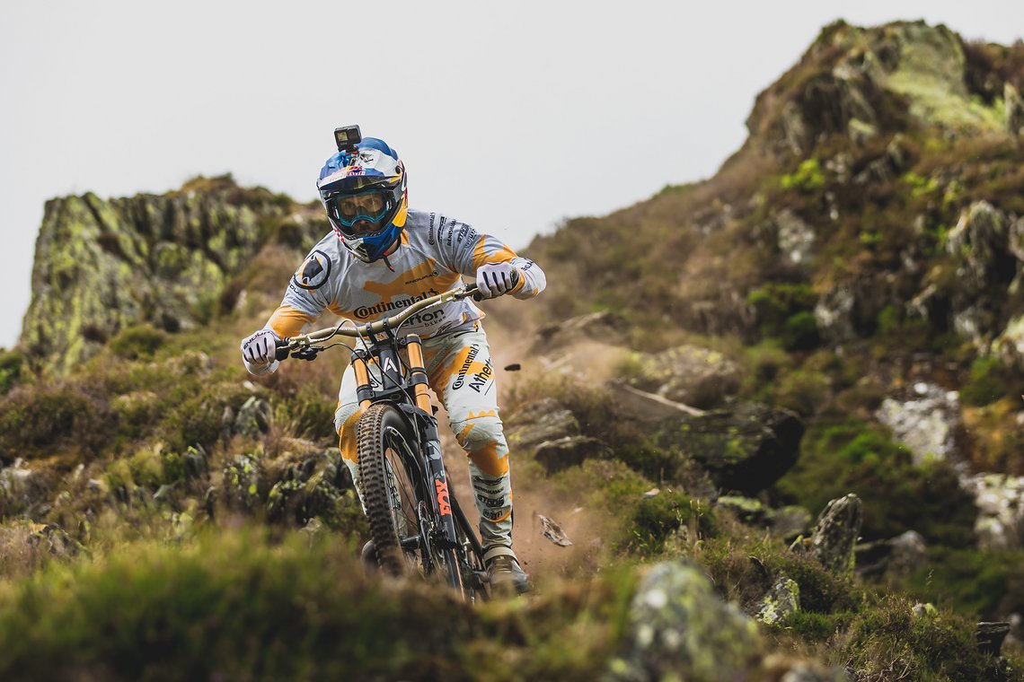 Für sein neustes Video hat Gee Atherton einen ausgesetzten Grat voller Schiefergestein in Angriff genommen.