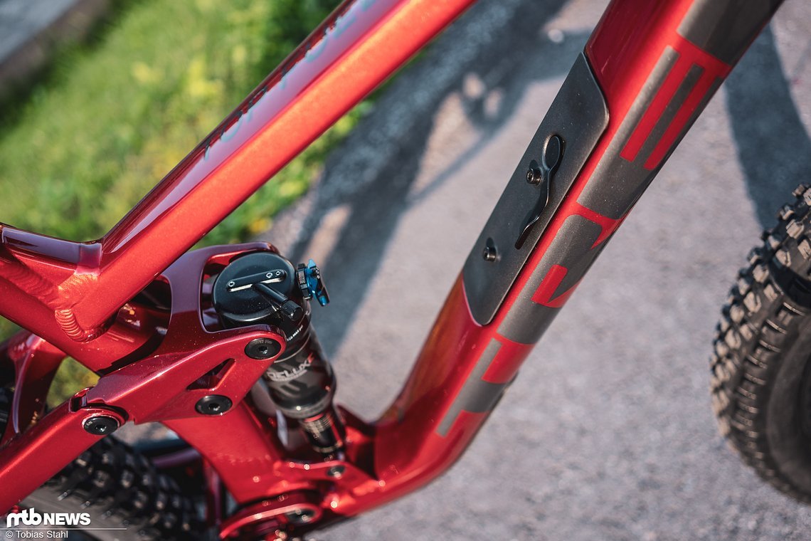 Neu und erstmals bei Trek auch im Top Fuel-Rahmen aus Alu ist das Staufach im Unterrohr.