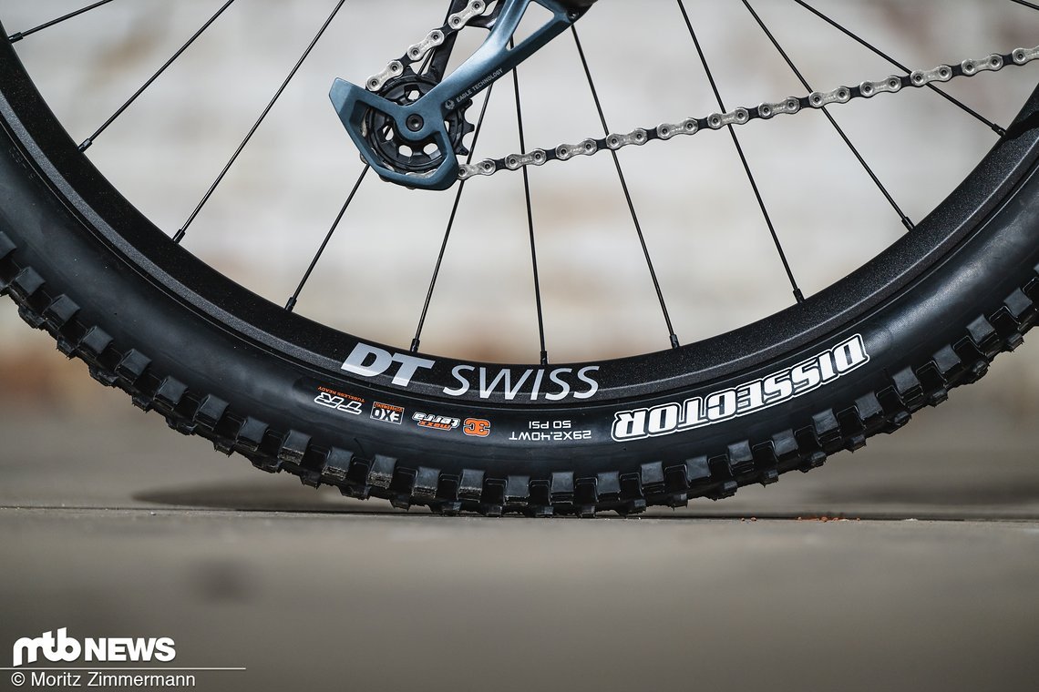 Die DT Swiss Aluminium-Felgen sind mit Maxxis Minion DHR- und Maxxis Dissctor-Reifen mit EXO-Karkasse bestückt.