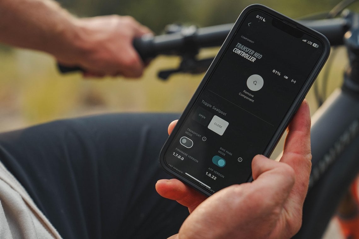 Die App sagt euch nicht nur, wann es Zeit für einen Service ist, sondern hier lässt sich die Stütze auch in den Transport-Mode oder Bikepark-Mode schalten, mit dem ein versehentliches Aktivieren der Stütze ausgeschlossen sein soll.