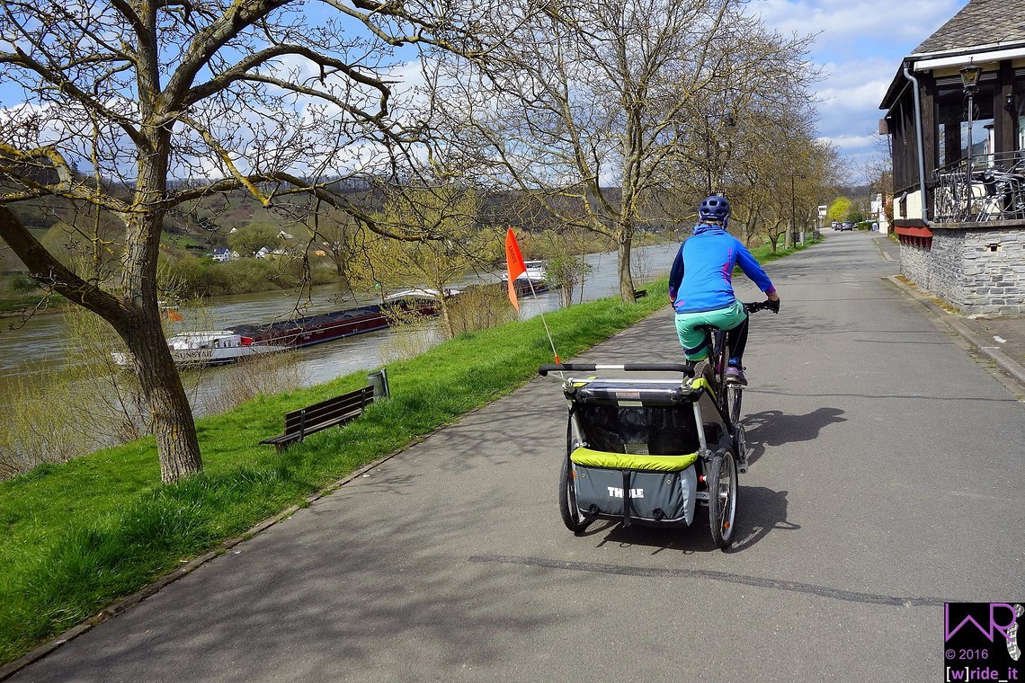 Radtour an der Mosel - nette kleine Ortschaften und immer wieder gefühlt 100 Meter lange Frachtschiffe