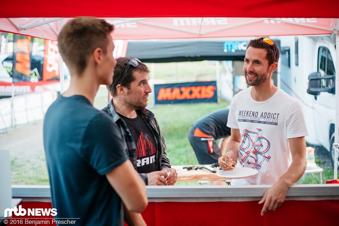 Während die neuen Schaltgruppen an den Bikes von Eric und Martin montiert wurden, unterhielten sich die beiden Gewinner mit SRAMs PR-Koordinator Frank Ripper