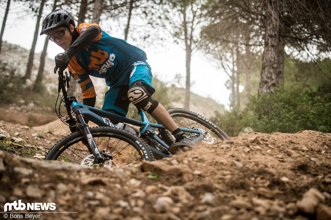 Für ein Race-Enduro liegt der Lenkwinkel mit 66° auf der steilen Seite – zumindest in der Theorie